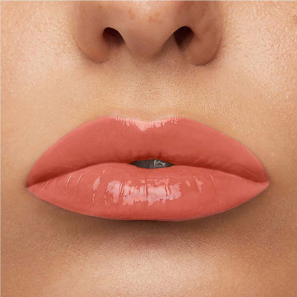 Labial Liquido Brillante_Maybelline Super Stay Vinyl Ink 105 Golden de larga duración no transferible.