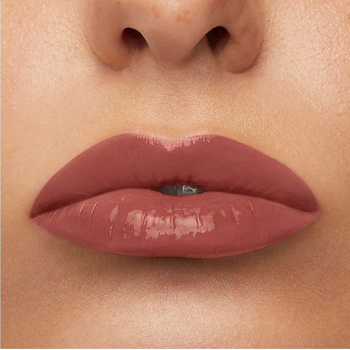 Imagen del labial Maybelline Super Stay Vinyl Ink 115 Peppy, un tono rosa vibrante con acabado brillante y fórmula de hasta 16 horas sin transferencia, Panamá