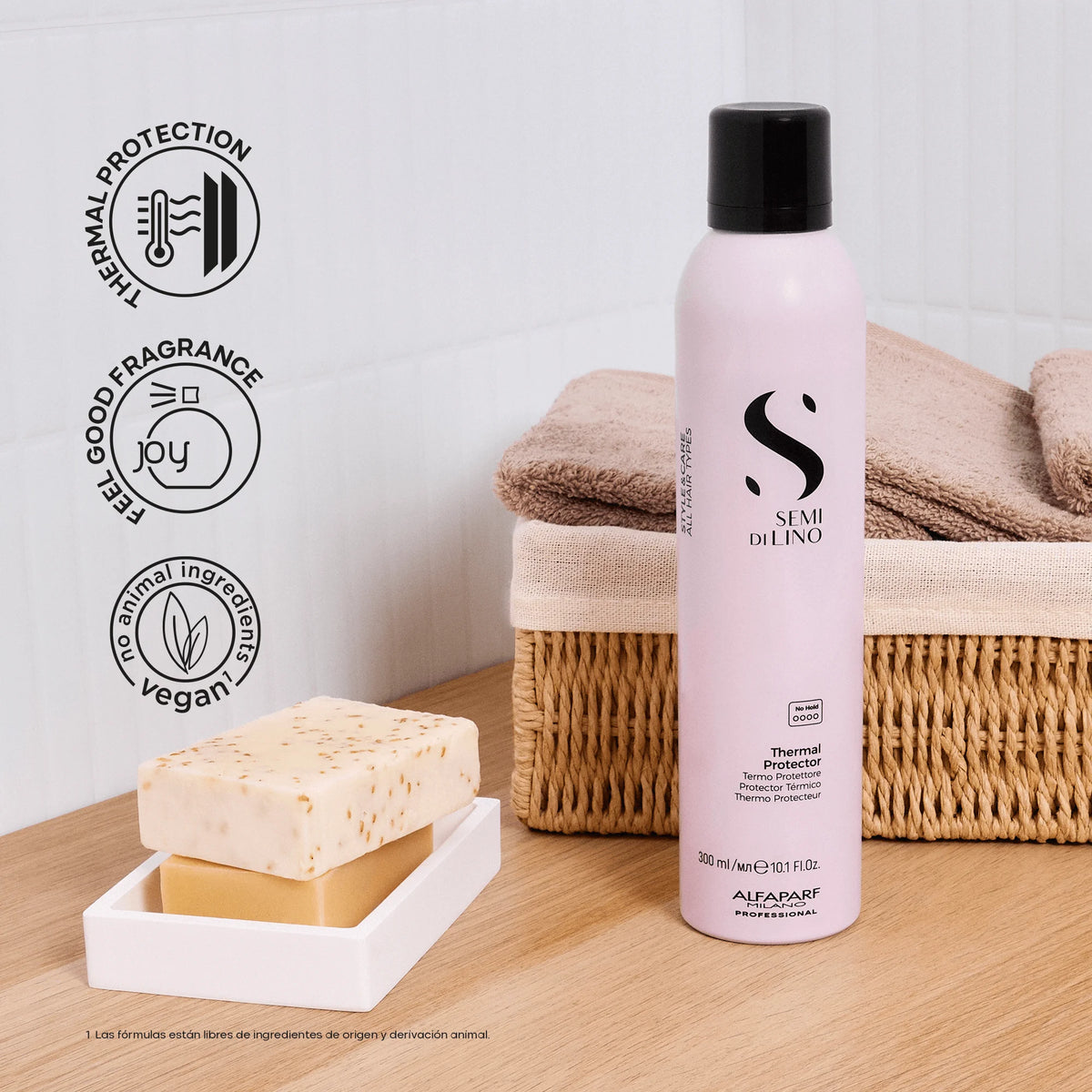  Alfaparf Semi di Lino Thermal Protector 300 ml entre las manos, con mensaje de protección de la fibra capilar frente al calor y sin fijación.