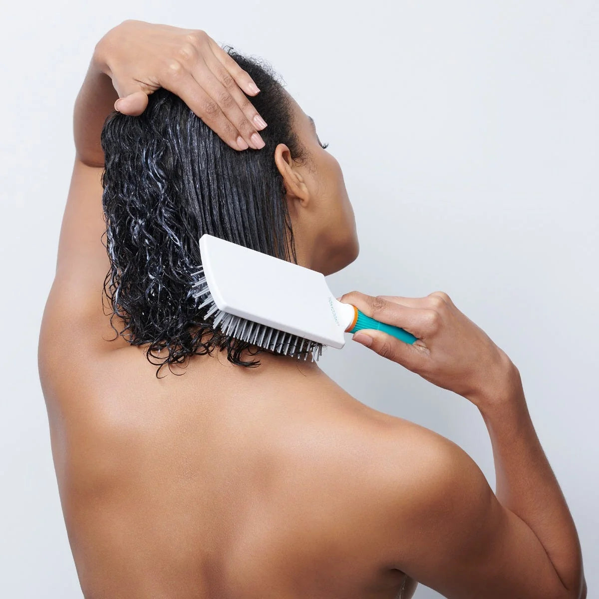 Cepillo plano Moroccanoil P80 usado para peinar cabello humedo, disponible en Majo Belleza Beauty Panama